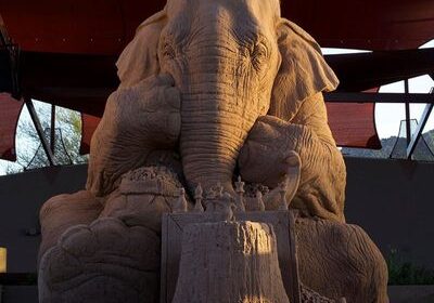 elephant-playing-chess-with-mouse-sand-sculpture-by-ray-villfane-and-sue-beatrice-9